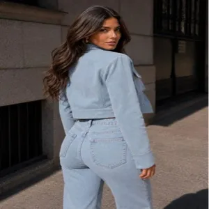 Damen hellblaue Jeansjacke Crop Top und passende Jeans stilvolles Streetwear Outfit