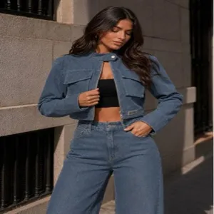 Modisches Damen Jeansjacken Set mit kurzem Stehkragen und stylischer weiter Jeanshose.