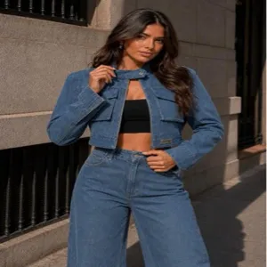 Modische kurze Jeansjacke mit Stehkragen und passender weiter Denimhose für Damen.