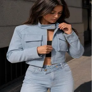 Modische kurze Stehkragen Jeansjacke für Damen, trendige hellblaue schlanke Cropped Streetwear.
