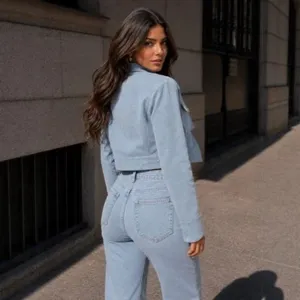 Hellblaue Jeans Kurzjacke Set, stylischer Stehkragen schmale Passform Streetwear Stil.