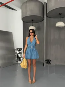 Vestido corto vaquero halter sin espalda con cinturón para un estilo urbano y moderno.