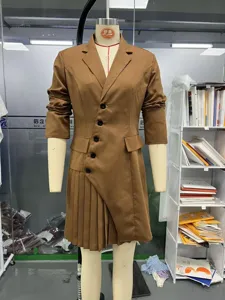 Abito blazer plissettato asimmetrico marrone, vestito da ufficio a maniche lunghe da donna.