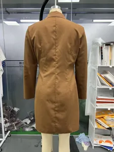 Dettagli retro abito blazer manica lunga marrone tinta unita donna in officina