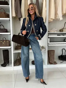Stijlvolle korte dames denim jas voor de herfst met opstaande kraag en gouden knopen.