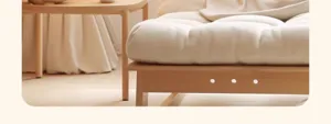 Nahaufnahme von minimalistischen Holzmöbeln mit strukturiertem Kissen und warmen Tönen.