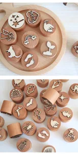 Hölzerne Knetgummistempel für Kinder, Montessori Lernspielzeug mit süßen Mustern und Buchstaben.