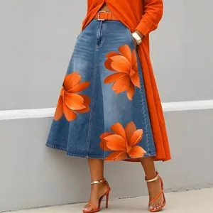 Jupe midi tendance effet denim pour femme avec des imprimés floraux orange vif au quotidien.