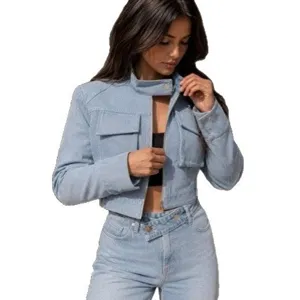 Stylische hellblaue kurze Jeansjacke mit Stehkragen und Klappentaschen für Damen Hauptansicht.