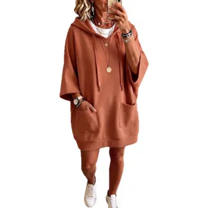 Oversized φόρεμα με κουκούλα, μισά μανίκια και μεγάλες τσέπες για γυναικείο casual.