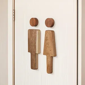 Nahaufnahme eines kreativen Holztürschilds für Toiletten, minimalistische Motive.