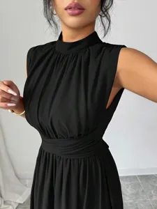 Vista dettagliata di un elegante abito nero smanicato con corpetto plisettato e dettaglio in vita.