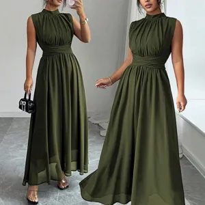 Elegante abito lungo verde oliva senza maniche con collo alto e vita arricciata per l'estate.