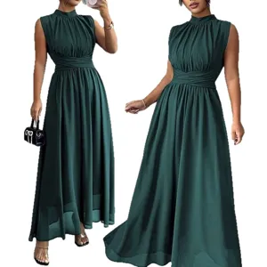Abito lungo verde scuro senza maniche con collo alto plissettato, elegante stile estivo.