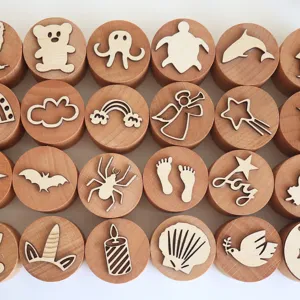 Hölzernes Knete Stempel Set für Kinder, kreative Lernspielzeuge aus Holz mit schönen Motiven.