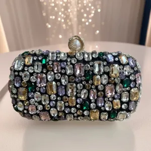 Elegante Strass Abendtasche mit glitzernden Kristallen und Perlenverschluss für Damen.