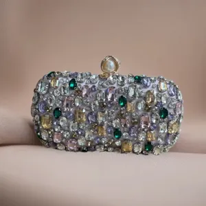 Detailansicht der luxuriösen Kristall Abendtasche, handgefertigte Strass Pouch Handtasche.