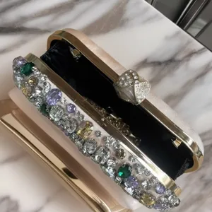 Nahaufnahme Detail der Luxus Strass Abendtasche mit funkelnden Kristallen und Metallrahmen.