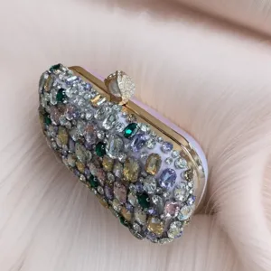 Exquisites Strass-Abendtasche Detail mit bunten Kristallen und elegantem goldenen Metallrahmen.