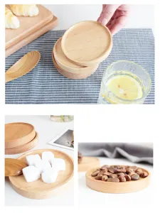 Detailaufnahme von Buchenholz Untersetzer, ideal für Kaffeetassen oder kleine Snacks.