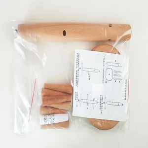 Detailansicht von Holztassenhalter Komponenten mit Buchenholzstangen und Basis.