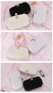 Gros plan sur les détails du sac de soirée en perles, beau design perlé avec chaîne.