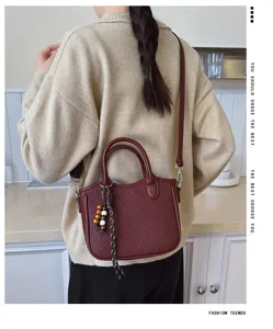 Detailansicht einer vintage gewebten Damen Umhängetasche mit schickem Perlenanhänger.