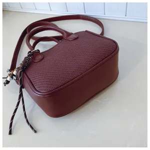 Dunkelrote gewebte Damen Handtasche Detailansicht, eleganter Retro Umhängetasche Riemen.