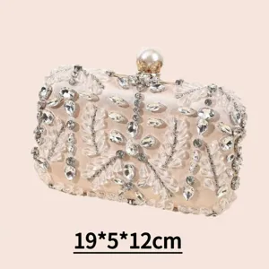 Vue détaillée d'une pochette de soirée d'une élégante pochette en strass avec fermoir perlé et broderie.