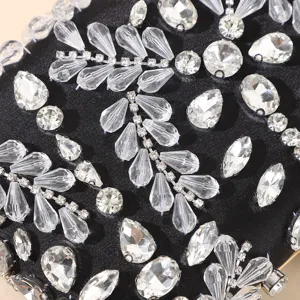 Détail exquis de strass scintillants sur un sac de soirée noir élégant et raffiné.