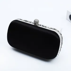 Elegante borsa da sera clutch in raso nero con chiusura di strass per feste e banchetti.