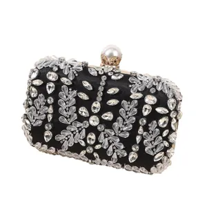 Pochette de soirée noire exquise en satin avec broderie de perles de cristal et fermoir.