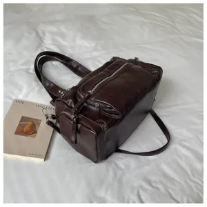 Donkerbruine retro PU lederen schouder crossbody tote tas detail met meerdere ritsvakken.