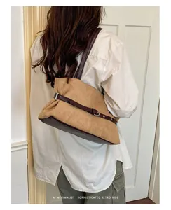 Gedetailleerd overzicht van de retro suède schoudertas, bruine shopper met donkere band.