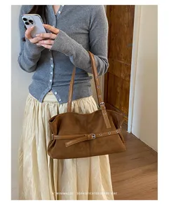 Casual retro suède schoudertas voor dames, elegante stijlvolle onderarmtas met chique riem.