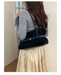 Zwarte suède schoudertas voor dames, retro okseltas voor dagelijks stijlvol gebruik.
