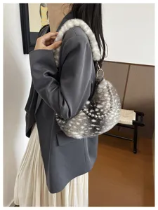 Sac porté épaule en fausse fourrure pelucheuse avec chaîne de boules métal et motif rétro.