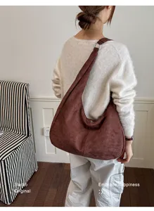 Bruine suède hobo schoudertas voor dames, grote stijlvolle okseltas tote bag voor herfstseizoen onderweg.