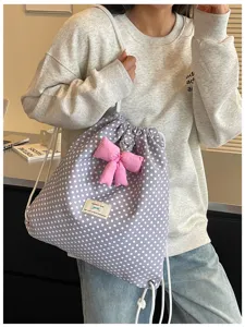 Détail de sac à dos cordon pois, accent nœud doux, design de sac d'école décontracté style.