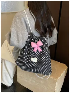 Sac à dos cordon à pois mignon avec détail nœud rose, design minimaliste tendance et décontracté.