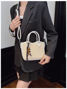 Damen gewebte Eimer Tasche, stilvolle Retro Umhängetasche mit Perlenanhänger und weißem Besatz.