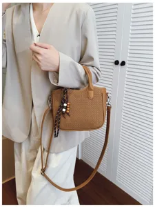 Schickes gewebtes Detail der Umhängetasche, elegante braune Beuteltasche, Herbst Accessoire.