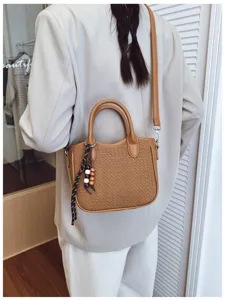 Detailansicht der braunen gewebten Damen Umhängetasche, stilvolle Vintage Handtasche.