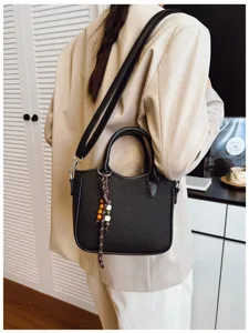 Schicke gewebte Damen Umhängetasche mit Perlenanhänger, retro lässige Schulter Eimer Tasche.