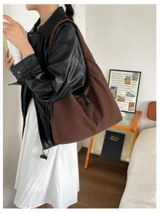 Casual large capacity brown shoulder bag for women, stylish lazy commuter tote handbag.