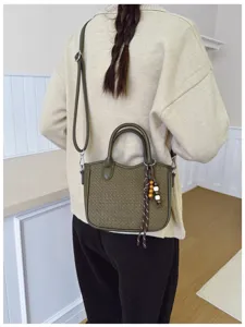 Geflochtene Umhängetasche für Damen, retro grüne Beuteltasche mit schicken Holzperlen.