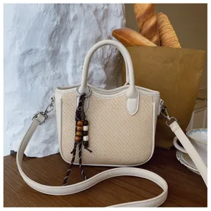 Chik gewebte Umhängetasche für Damen, Retro Mode Schulter Eimer Tasche mit Perlen Anhänger.