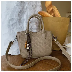 Gewebte Umhängetasche für Damen, Retro Mode Schultertasche mit niedlichen Holzperlen Anhängern.
