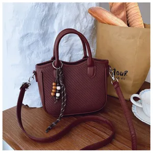 Vintage gewebte Eimer-Tasche für Damen, stylische dunkelrote Umhängetasche mit Perlenanhänger.