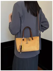 Elegante minimalistische Umhängetasche für Damen, schicke Herbst-Freizeittasche mit Perlenanhänger.